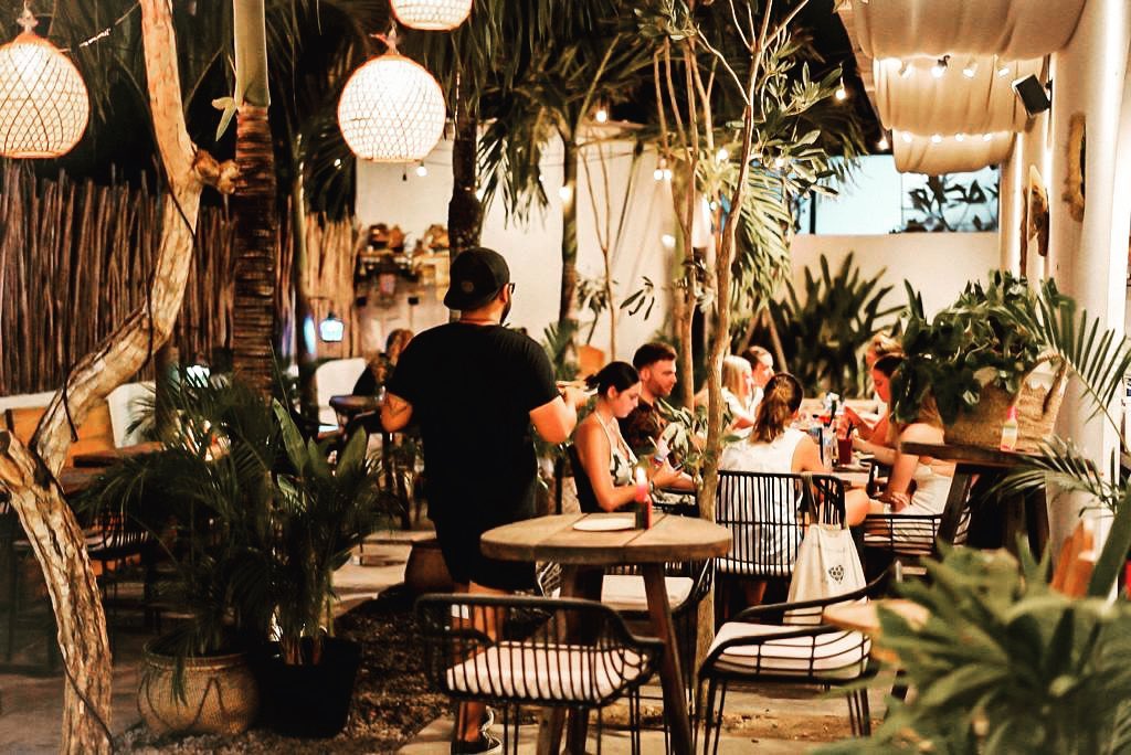 Gallery suasana makan malam restoran romantis di Lembongan