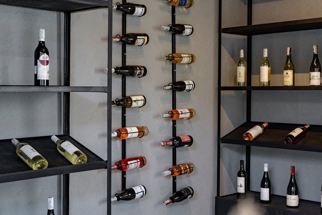 Gallery suasana wine cellar dan pengalaman kuliner di Lembongan