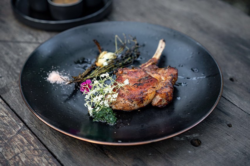 Promo makanan pork chop Australian di restoran wisata Lembongan
